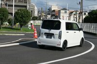 システムはハンドルを切った状態でも作動するが、ウインカーが出ていると加速を容認する。また“トヨタ版”とは違い、シフトポジションが「P」や「N」の状態でも“誤操作”と判断すればエンジンの回転を抑制する。