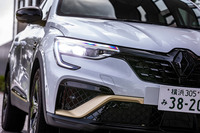 ルノーエンブレムやフロントグリルガーニッシュをブリリアントブラックで統一。「F1ブレード」と呼ばれるフロントバンパーの特徴的なデザインパートは、「E-TECHエンジニアード」のテーマカラーであるウォームチタニウムに塗られている。