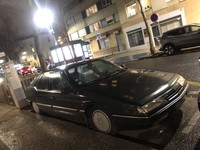 2018年2月、パリの夜闇の中で生き残っていた「シトロエンXM」を発見。1993年以前の前期型だから、車齢は少なくとも四半世紀ということになる。