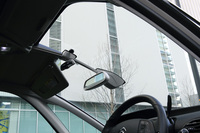 広大な面積を有する「グランドC4ピカソ」のフロントウィンドウ。スライド式のサンバイザーが備わる。助手席側(写真奥)はサンバイザーを閉じた状態。