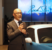「ロックスター」について説明する光岡自動車の渡辺 稔 執行役員。企画の発端となっているのは、渡辺氏が若かりし頃にアメリカ・カリフォルニア州で目にした「フォルクスワーゲン・カルマンギア」や「ポルシェ914」だったという。