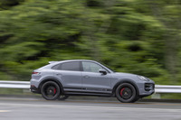 【ポルシェ・カイエンSクーペ】
ボディーサイズ:全長×全幅×全高=4930×1983×1678mm/ホイールベース:2895mm/車重:2250kg/駆動方式:4WD/エンジン:4リッターV8 DOHC 32バルブ ツインターボ/トランスミッション:8段AT/最高出力:474PS(349kW)/6800rpm/最大トルク:600N・m(61.2kgf・m)/2000-5000rpm/タイヤ:(前)285/40ZR22 110Y XL/(後)315/35ZR22 111Y XL(ピレリPゼロ)/燃費:13.4-12.5リッター/100km(約7.4-8.0km/リッター、WLTPモード)/価格:1644万円
【取材時の燃費データ】
テスト距離:285.6km(市街地2:高速道路6:山岳路2)/使用燃料:40.2リッター(ハイオクガソリン)/参考燃費:7.1km/リッター(満タン法)/7.2km/リッター(車載燃費計計測値)