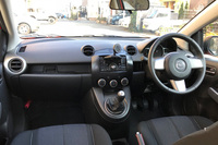 安ド二等兵の先代「マツダ・デミオ スポルト」(5MT車)のインテリア。後席には息子用のチャイルドシートも備え付けられている。