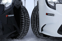 先代の「アイスガード7」(写真左)と「アイスガード8」(同右)を装着した「カローラ」。前者に対して後者は、路面とタイヤの実接地面積を8%増加させ、ブロック剛性を7%高めた専用トレッドパターンを採用する。