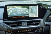 オプションながら床下透過表示機能付きのパノラミックビューモニターが設定されている。