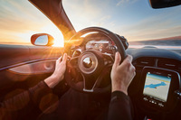 氷上で感じられた「アルトゥーラ」の操作性は、実に素晴らしいもので、普段は試せない高速ドリフトなどにも挑戦してしまった。