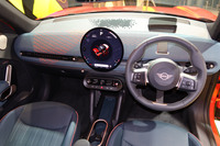 車内前方のデザインは極めてシンプル。運転に必要な情報は、ヘッドアップディスプレイまたは直径240mmの円形センターディスプレイに表示される。