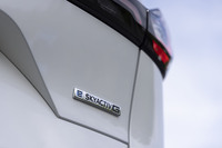 現状はコンベンショナルなガソリンエンジン+マイルドハイブリッドの「e-SKYACTIV G」のみが用意される「CX-5」だが、2027年内には、従来のSPCCI(火花点火制御圧縮着火)エンジンを進化させた「SKYACTIV-Z」に、独自のハイブリッドシステムを組み合わせた新ユニットも投入される予定だ。