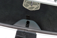 時々ヘソを曲げるガラスハッチのラッチ受け。何度ハッチを閉じてもロックがかからないときは、車内に戻ってハッチの解錠レバーを2、3度上下させてみましょう。