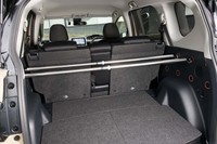 荷室の両サイドに9個ずつ備わるユーティリティーホールは「ファンベース」専用の装備。写真のように突っ張り棒を通すなど、さまざまなアレンジが可能だ。