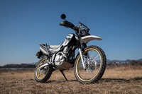 例えばヤマハのオフロードバイク「セロー250」であれば、月あたり2万円台で“所有体験”ができる。写真は2018年8月に発売された、アクセサリーパッケージ装着車。