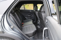 後席の背もたれには、スキートンネルと60:40の分割可倒機構が備わる。ルーフライニングが通常のグレーからブラックに変更されるのも「ブラックスタイル」の特徴だ。