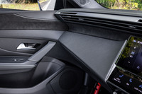 「ハイベント」と呼ばれる乗員のフェイスレベルにエアコンの吹き出し口を配置するインストゥルメントパネルも「308」の特徴。ダッシュボード下部とドアのインナーパネルのデザインが統一され、適度な包まれ感を演出している。