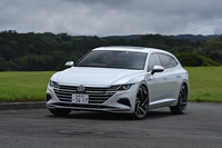 今回の試乗車はオプションのボディーカラー「オリックスホワイト マザーオブパールエフェクト」(13万2000円)をまとっていた。これを含め「アルテオン シューティングブレーク」は、全7色から外装色が選択できる。