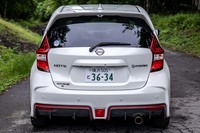 リアフォグランプ付きのバンパーとルーフスポイラーは、「ノートNISMO」シリーズに共通するエクステリアパーツ。