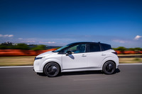 「ピュアホワイトパール3P」のボディーカラーをまとった「ノート オーラGレザーエディション」の走行シーン。FWDモデルは最高出力136PS、最大トルク300N・mのモーターを前輪用に1基搭載している。