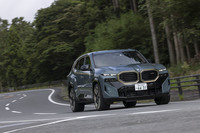 4.4リッターV8ツインターボエンジンを核としたプラグインハイブリッドシステムは最高出力653PSと最大トルク800N・mを発生。日本仕様は最高速を270km/hに引き上げる「Mドライバーズパッケージ」を装着済みだ。