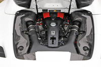 リアミドに搭載される3.9リッターV8ツインターボエンジンは、最高出力720PS、最大トルク770N・mを発生。許容最高回転数は8000rpmとなっている。