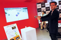 ドライブシミュレーターの説明をする多摩美術大学の谷口暁彦講師。