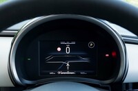 7インチのTFTフルカラーマルチファンクションディスプレイ。車速/走行距離といった走行情報や、パワートレインの作動状態などに加え、ナビゲーションの地図画面も表示できる。