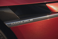 フロントフェンダーには「MANUALE」ロゴ入りのサイドバッジなどが与えられる。