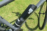 バッテリーはリチウムイオン式で、容量は24V 10Ah。アシストできる距離は走行状態によって異なるものの、関係者いわく「テストでは80kmぐらいはもっている」という。満充電に要する時間は約4時間とのことだ。