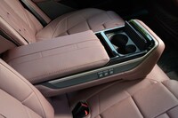 後席中央には巨大なアームレストが格納されている。後席用マッサージのスイッチはここにある。