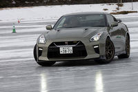 会場にはこんな場違いなクルマも。2022年型「GT-R」の発生する570PSものパワーも、氷上では完全に宝の持ち腐れ。しかし貴重な体験をさせてもらった。
