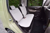 後席は左右席の座面が一体になっており、前後方向へのスライドが可能。背もたれは50:50の分割可倒式で、個別にリクライニングできる。