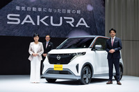 2022年に登場した「日産サクラ」。デビューから4年を経たモデルだが、いまだに軽EVのなかでは最もEVらしいというか、「既存の軽とは違うイメージのクルマを出そう」という気概が感じられる。