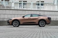 ボディーのスリーサイズは全長×全幅×全高=4930×1840×1540mm。「クロスオーバー」を名乗るだけあって、全高が先代モデルよりも85mm高くなった。全幅もついに1800mmの壁を突破した。