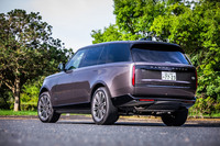 プレミアムSUVの代名詞的存在である「レンジローバー」。3列シートは、ロングホイールベースモデルに用意される。