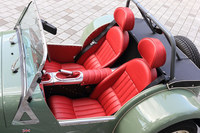 ミュアヘッド製のスコティッシュレザーシートは、前後のスライド調整が可能。背もたれには「CATERHAM」のロゴがエンボス加工で施されている。