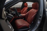 シートはヘッドレストにAMGエンブレムが型押しされる。表皮はナッパレザー。