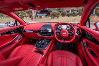 大きく手が入れられたインストゥルメントパネル。従来型でセンターディスプレイの上方に配されていたエンジンのスタート/ストップスイッチやシフトセレクターは、「DB12」や「ヴァンテージ」「ヴァンキッシュ」に準じた小さなレバー式に変更された。