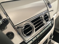 エアコン吹き出し口横のレバーは、第2次大戦前の車両に見られた燃料圧送ポンプのレバーを想起させる。