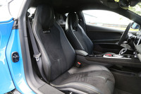 12Wayの電動調整機構が備わるヒーター付きのプレミアムスポーツシートは、ブラック、レッド、アイスグレー、タンのナッパレザー表皮、またはブラックアルカンターラ表皮とイエロー、レッド、アイスグレーのいずれかのコントラストステッチから選択できる。