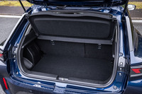 荷室床面を取り外した際の容量は290リッター。床面は2段階の調整式で、フロアボードを二つ折りにして立てかけて使用することもできる。写真は床面を上部にセットした様子。荷室の開口幅は970mm、同開口高は560mm確保されている。