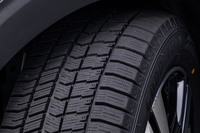 「アシメトリックナビパターン」と呼ばれる「アイスナビ8」の左右非対称トレッドパターン。雪柱せん断力を高める「マルチインターセクション」や、連結したラグ溝があらゆる挙動でもしっかり雪をつかむ「バイティングスノーデザイン」、接地時は閉じる方向に変形しやすくなり効果的に雪柱を形成、非接地時は開く方向に変形しやすく排雪を促す「センターリブスロット」などの最先端技術で構成されたトレッドパターンが採用されている。