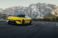 走行モードは「レンジ」「ツアー」「スポーツ」「インディビジュアル」「トラック」の5種類。モードに応じて車高やエアサスペンションの設定、アクセルレスポンス、シート(サイドサポート)などが統合制御される。