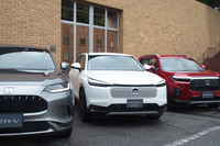 写真左から「ZR-V」「ヴェゼル」「WR-V」。ZR-Vが304万9200円〜434万7200円、ヴェゼルが264万8800円〜377万6300円、WR-Vが209万8800円 〜248万9300円という価格設定になっている。