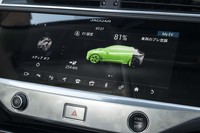 バッテリーの状況を伝える、EVならはのインフォメーション。一方、モニターを介してモーターやステアリング、足まわりの設定を変えられる。