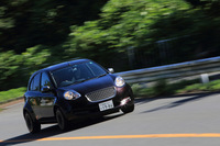 足まわりについては、大幅なワイドトレッド化に合わせてスプリングやダンパー、スタビライザー、アライメントなどをチューニング。補強部品の追加により、ボディー剛性も高められている。