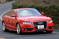 【試乗車のオプション装備】
S-lineパッケージ(S-lineスポーツサスペンション、5スポークデザインアルミホイール+18インチタイヤ、S-lineエンボス加工ロゴ入りフロントスポーツシート、本革仕様、S-lineロゴ入りマルチファンクション&ティプトロニックシフト付き本革巻き3スポークステアリングホイール、マットアルミニウムパネル、ブラックヘッドライニング)=35.0万円/バング&オルフセンサウンドシステム=15.0万円/アウディドライブセレクト:ダイナミックステアリング・ダンパーシステム=32.0万円