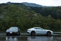 「ポルシェ911カレラ4」と「ジャガーFタイプR」の4WD。四駆のスポーツクーペとしての性格を明らかにするには、不足のない相手だろう。(photo:北畠主税)
