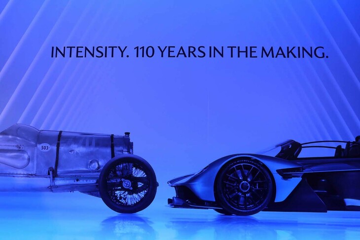 「ASTON MARTIN 110th New Year Media Reception」の会場から。およそ100年を隔てた2台のアストンマーティンが象徴的に描かれている。