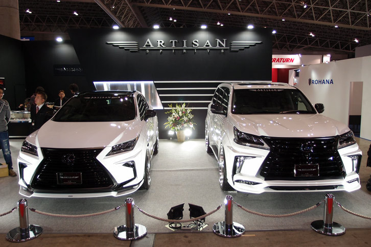 ドレスアップブランドのブースに飾られたレクサスの「RX」と「LX」。高級車カスタムの主役は、SUVがセダンに取って代わった。