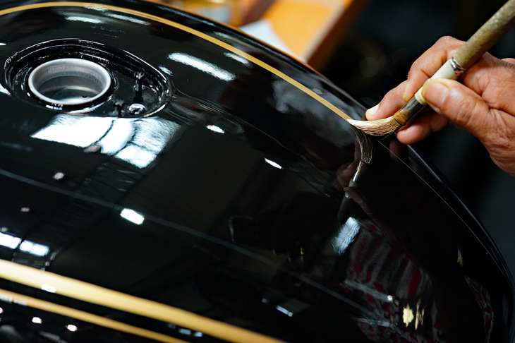 「ブリット350」のラインナップのなかでも、上質な「スタンダード」仕様には、燃料タンクに職人の手になるピンストライプが施される。