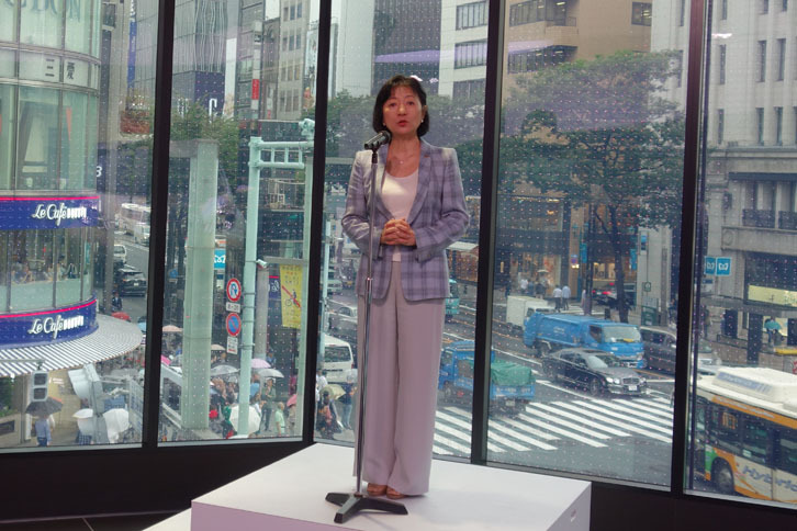 日産自動車 専務執行役員 星野朝子氏によるプレゼンテーション。ニッサン クロッシングから、クルマとヒトと社会との新しい関係を発信していくことを高らかに宣言した。