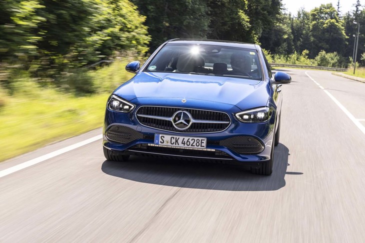 システム全体で最高出力312PS、最大トルク550N・mというパフォーマンスを誇る「C300e」。モーター走行での最高速(公称値)は140km/hだ。